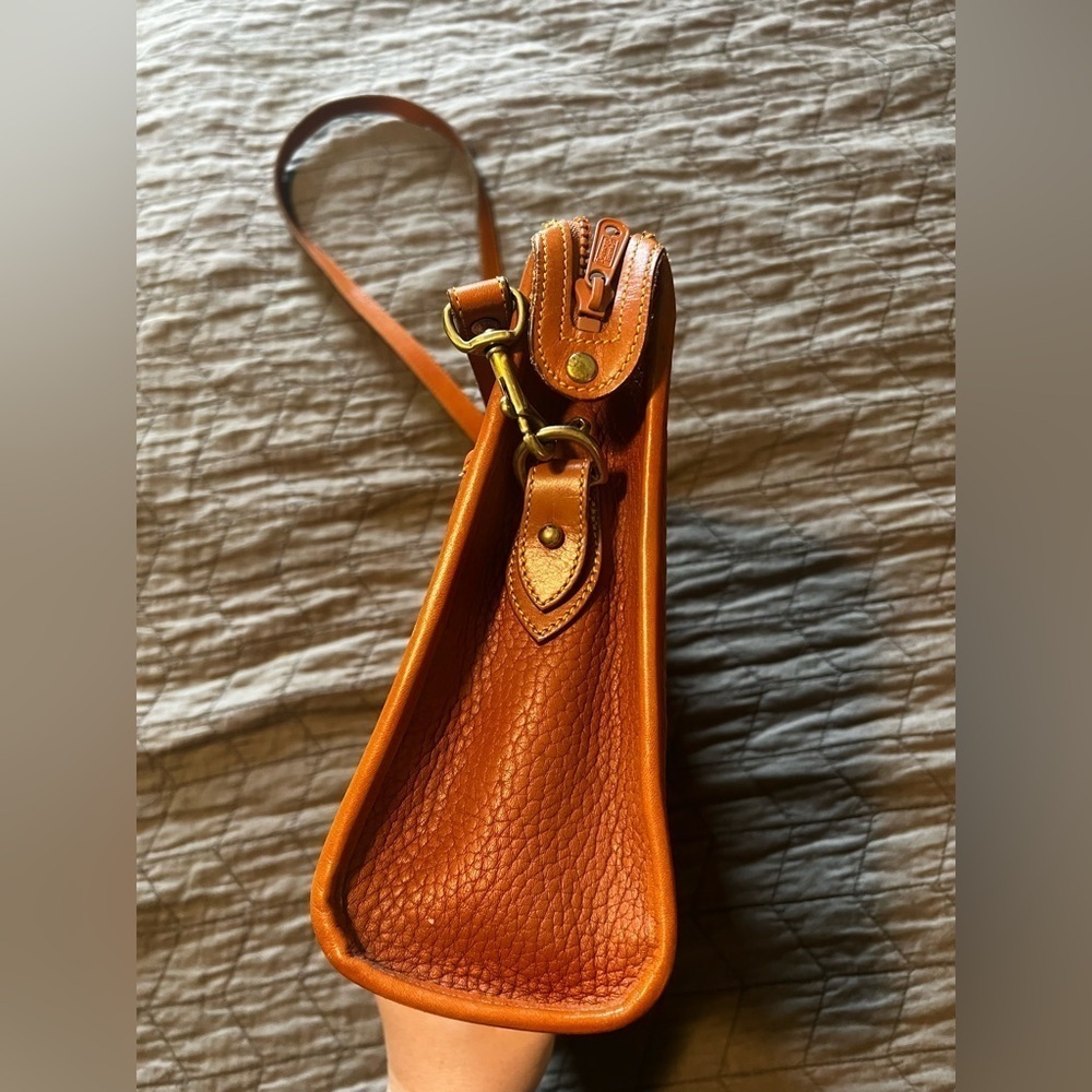 Vintage Dooney and Bourke pebble British Tan vachetta leather satchel bag. - Picture 7 of 10